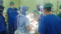 Salah satu bayi kembar siam meninggal dunia usai menjalani operasi pemisahan selama 7 jam (Liputan6.com / Nefri Inge)