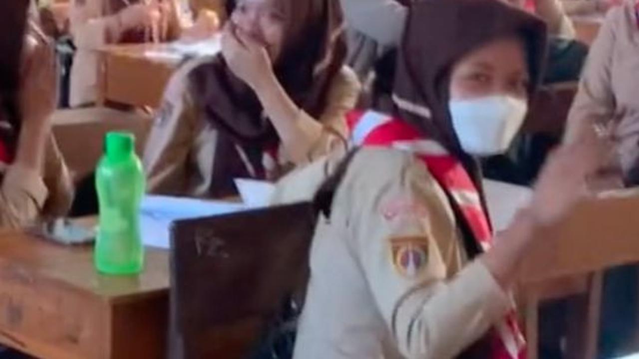 Gurunya Bisa Jalan Lagi Tanpa Tongkat, Reaksi Haru Para Siswa Ini Viral Curi Perhatian