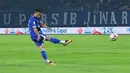 Hasil ini membuat Persib berada di peringkat ke-5 klasemen dengan 16 poin. Sementara, Persis kini berada di peringkat ke-17 dengan lima poin. (Bola.com/Erwin Snaz)