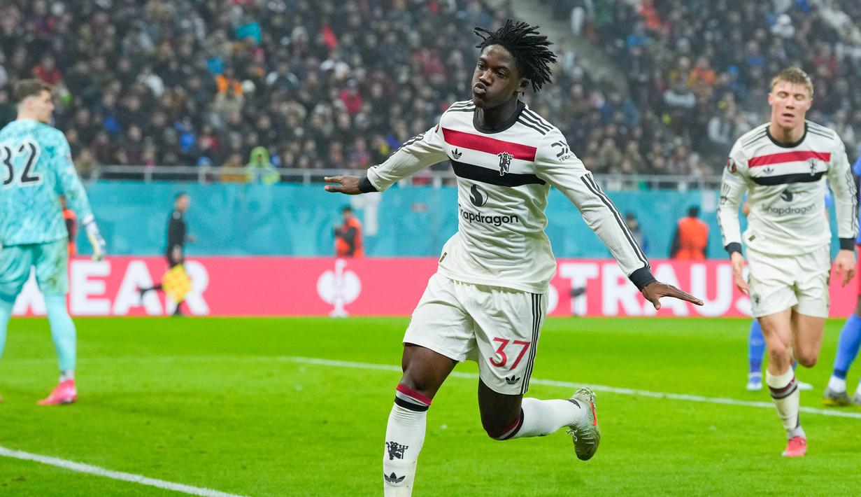 Kemudian, Mainoo sendiri mencatatkan namanya di papan skor. Tendangan placing yang ia lesatkan menyambut umpan Alejandro Garnacho membuat kiper lawan tak berkutik. (AP Photo/Andreea Alexandru)