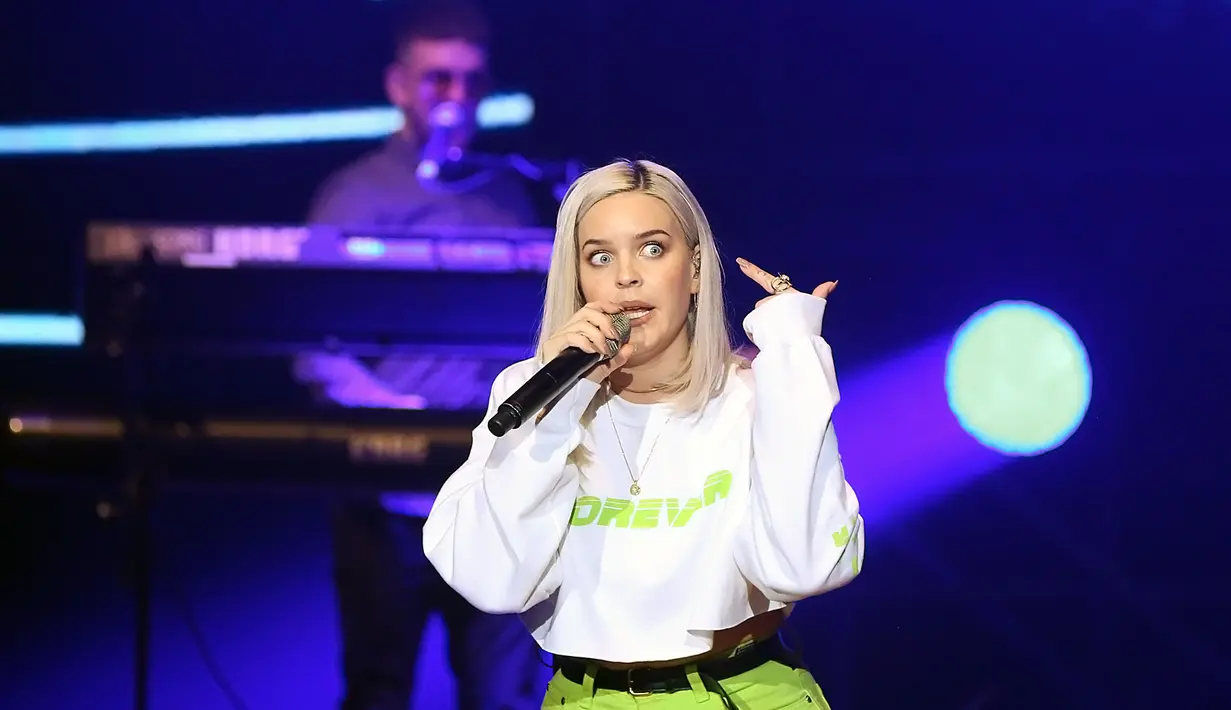 Penyanyi asal Inggris tersebut terlihat cantik dengan long sleeve cropped top berwarna putih dan celana panjang hijau muda. (Bambang E. Ros/Bintang.com)