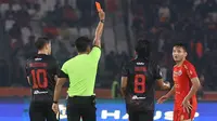 Wasit Rio Putra Permana mengeluarkan kartu merah kepada pemain Persija Jakarta, Syahrian Abimanyu (kanan) saat menghadapi Persis Solo pada laga pekan ke-31 BRI Liga 1 2023/2024 di Stadion Utama Gelora Bung Karno (SUGBK) Senayan, Jakarta, Rabu (17/4/2024) malam WIB. (Bola.com/M Iqbal Ichsan)