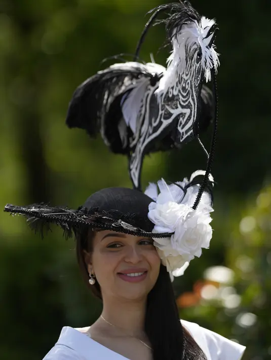 Penggunaan topi bukan saja sebagai aksesori pemanis penambah gaya semata. (AP Photo/Alastair Grant)