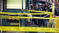 Personel Departemen Kepolisian Kota New York berkumpul di pintu masuk halte kereta bawah tanah di wilayah Brooklyn, New York, Amerika Serikat, 12 April 2022. Sejumlah orang terluka dalam penembakan yang terjadi pada jam sibuk. (AP Photo/John Minchillo)
