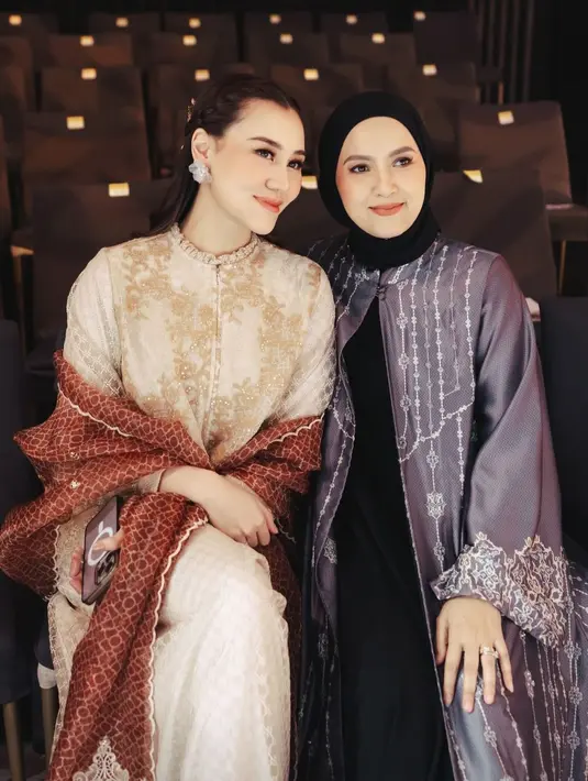 Thariq turut hadir mendukung sang istri dalam acara spesial ini. Tatapannya penuh kebanggaan saat melihat Aaliyah berjalan dengan percaya diri di atas panggung. Momen ini semakin menguatkan kesan harmonis dalam rumah tangga mereka yang tengah menanti anggota keluarga baru. (Liputan6.com/IG/@aaliyah.massaid)