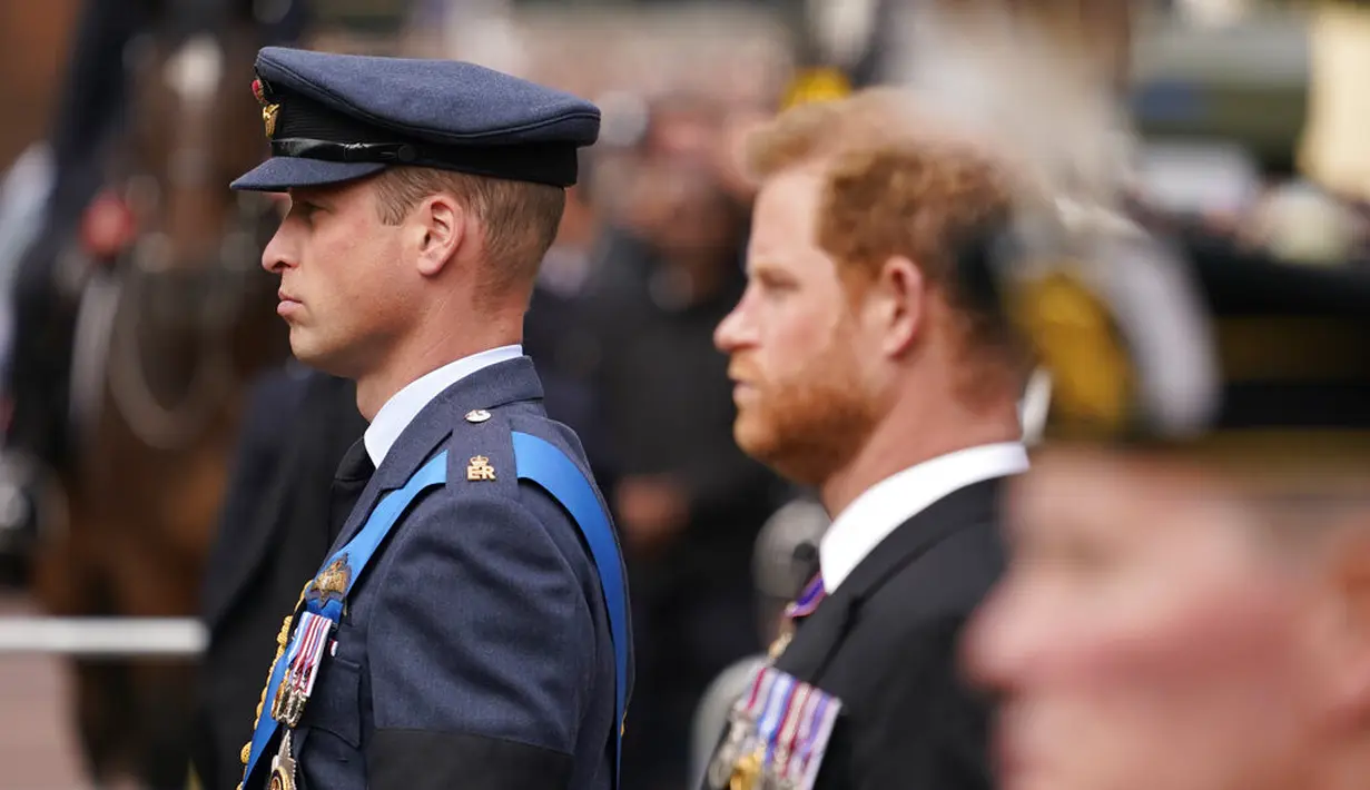 <p>Pangeran William dan Pangeran Harry di pemakaman Ratu Elizabeth II. (Foto: AP Photo/Alberto Pezzali)</p>