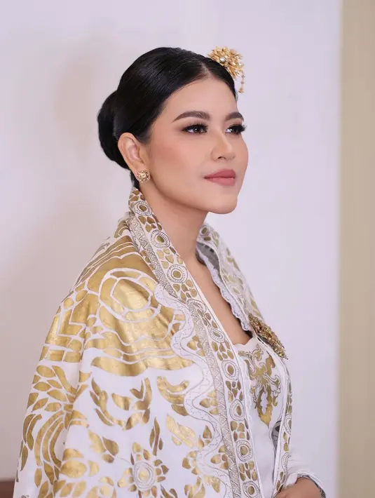 Penampilan Kahiyang kian mewah dengan aksesori berupa bros, anting, dan tusuk konde serba emas dari @rinaldyyunardi. [@malvava].
