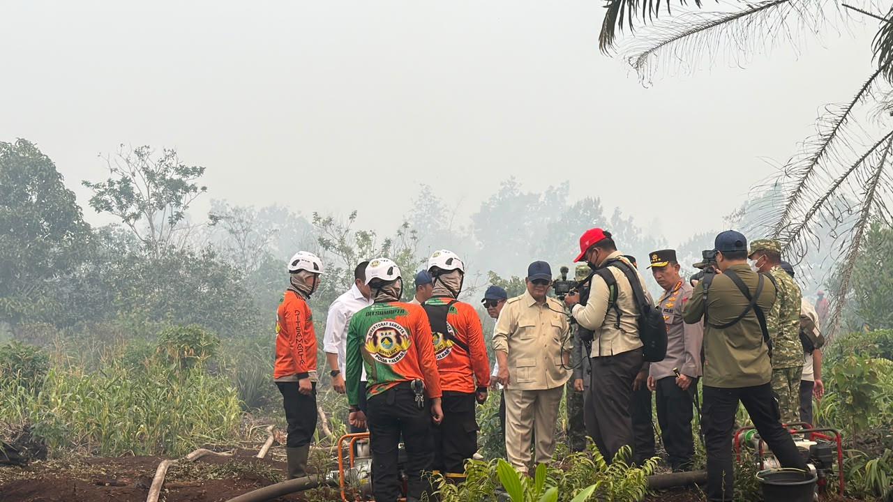 Tanpa Masker, Prabowo Terobos Kabut Asap Kebakaran Hutan Kalimantan Barat
