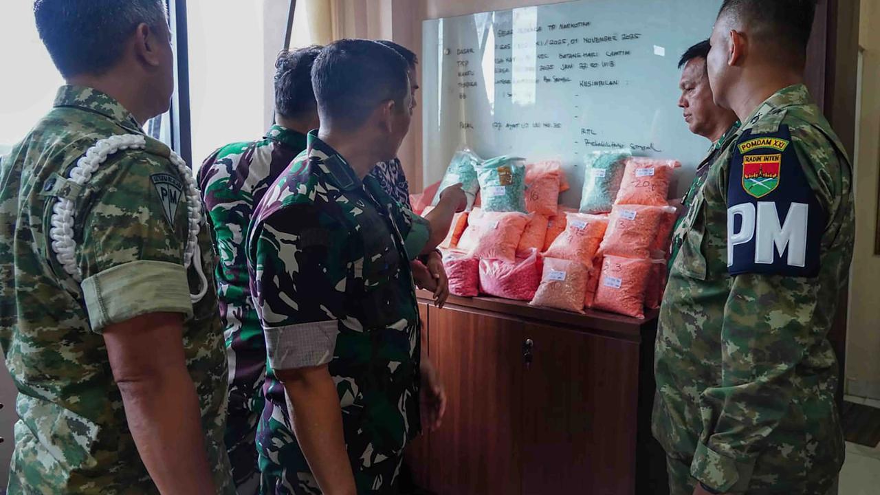 FOTO: Monen Prajurit Korem 043/Gatam Amankan Puluhan Ribu Ekstasi dari Lokasi Kecelakaan