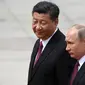 Presiden Rusia Vladimir Putin didampingi Presiden China Xi Jinping saat melakukan kunjungannya di Aula Besar Rakyat, China (8/6). Presiden Xi menyebut hubungan China dan Rusia mampu menghadapi tantangan ekonomi dan diplomatik dari AS.(AP/Pool/ Greg Baker)