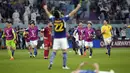 Para pemain Jepang merayakan kemenangan atas Spanyol 2-1 usai pertandingan grup E Piala Dunia di Stadion Internasional Khalifa di Doha, Qatar, Jumat, 2 Desember 2022. (AP Photo/Aijaz Rahi)