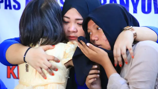 Tangis haru warga binaan lapas Banyuwangi saat diberi kesempatan untuk bertemu keluarganya di momen hari ibu (Istimewa)