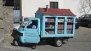 Pada tahun 2003, Antonio La Cava, pensiunan guru sekolah di Italia membuat "Bibliomotocarro", sepeda motor yang sudah dimodifikasi dan di dalamnya dilengkapi buku yang jumlahnya lebih dari 700 buku. (pinterest.com)