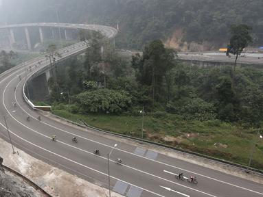 Para pebalap sedang melewati Kelok 9 dalam Etape 5 Tour de Singkarak 2015 antara Lembah Harau-Kota Payakumbuh, Rabu (7/10/2015). (Bola.com/Arief Bagus)