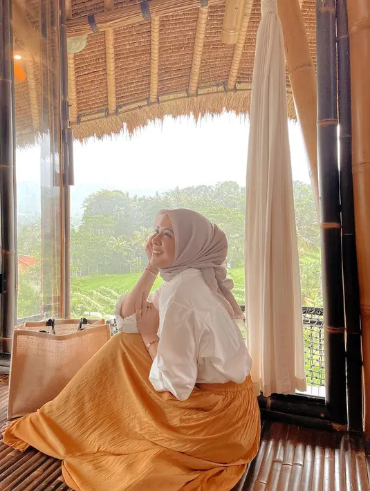 Cara Kesha Ratuliu mengenakan hijab bisa dijadikan inspirasi untuk momen bukber maupun hari Lebaran  [@kesharatuliu05]