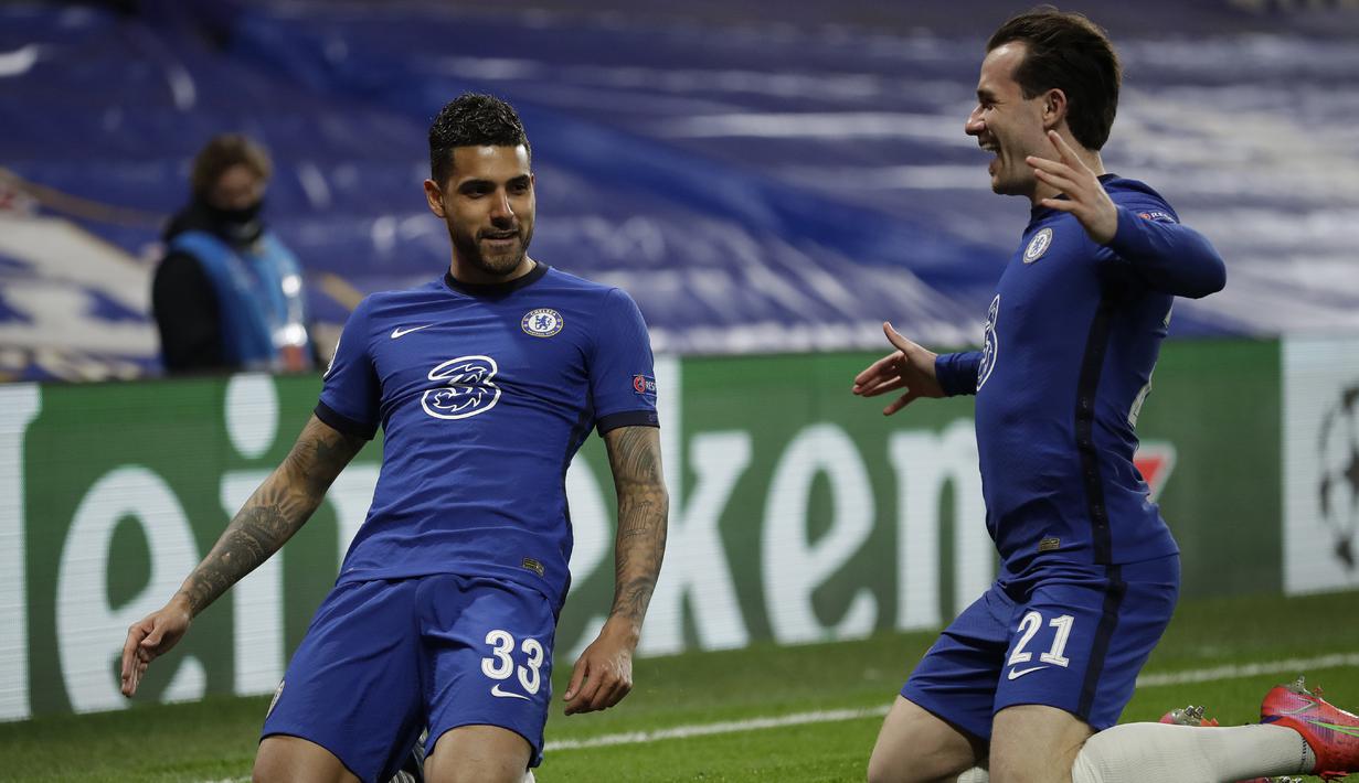Bek Chelsea, Emerson Palmieri (kiri) melakukan selebrasi usai mencetak gol kedua timnya ke gawang Atletico Madrid dalam laga leg kedua babak 16 besar Liga Champions 2020/2021 di Stamford Bridges, London, Rabu (17/3/2021). Chelsea menang 2-0 atas Atletico Madrid. (AP/Matt Dunham)