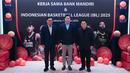 Menteri BUMN, Erick Thohir, Bersama Direktur Utama (Dirut) Bank Mandiri, Darmawan Junaidi, dan Katua Perbasi, Budisatrio Djiwandono, foto Bersama saat peresmian kerja sama antara Bank Mandiri dengan IBL di Plaza Mandiri, Jakarta, Selasa (1/7/2025). (Bola.com/Abdul Aziz)