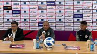 Pelatih Timnas U-16, Nova Arianto saat konferensi pers usai pertandinga di Stadion Manahan, Solo, Kamis (27/6) malam.(Liputan6.com/Fajar Abrori)