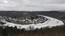 Pemandangan Sungai Allegheny yang tertutupi es di Brady's Bend, East Brady, Pennsylvania, Amerika Serikat, Selasa (23/2/2021). Dengan musim dingin yang terus-menerus, ada kemacetan es di sepanjang Sungai Allegheny utara. (Matt Freed/Pittsburgh Post-Gazette via AP)