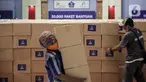 Relawan Gugus Tugas Percepatan Penanganan COVID-19 memindahkan kotak berisi sembako di GOR Gelanggang Remaja, Jakarta, Senin (18/5/2020). Relawan Gugus Tugas Percepatan Penanganan COVID-19 membagikan 30.000 paket bantuan kepada warga Jabodetabek yang terdampak COVID-19. (Liputan6.om/Faizal Fanani)