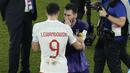 Lionel Messi pun dengan sikap profesional membalas sikap Robert Lewandowski dengan pelukan hangat sambil berbisik ke telinga striker Polandia tersebut. Entah apa yang diucapkan Lionel Messi. (AP/Hassan Ammar)