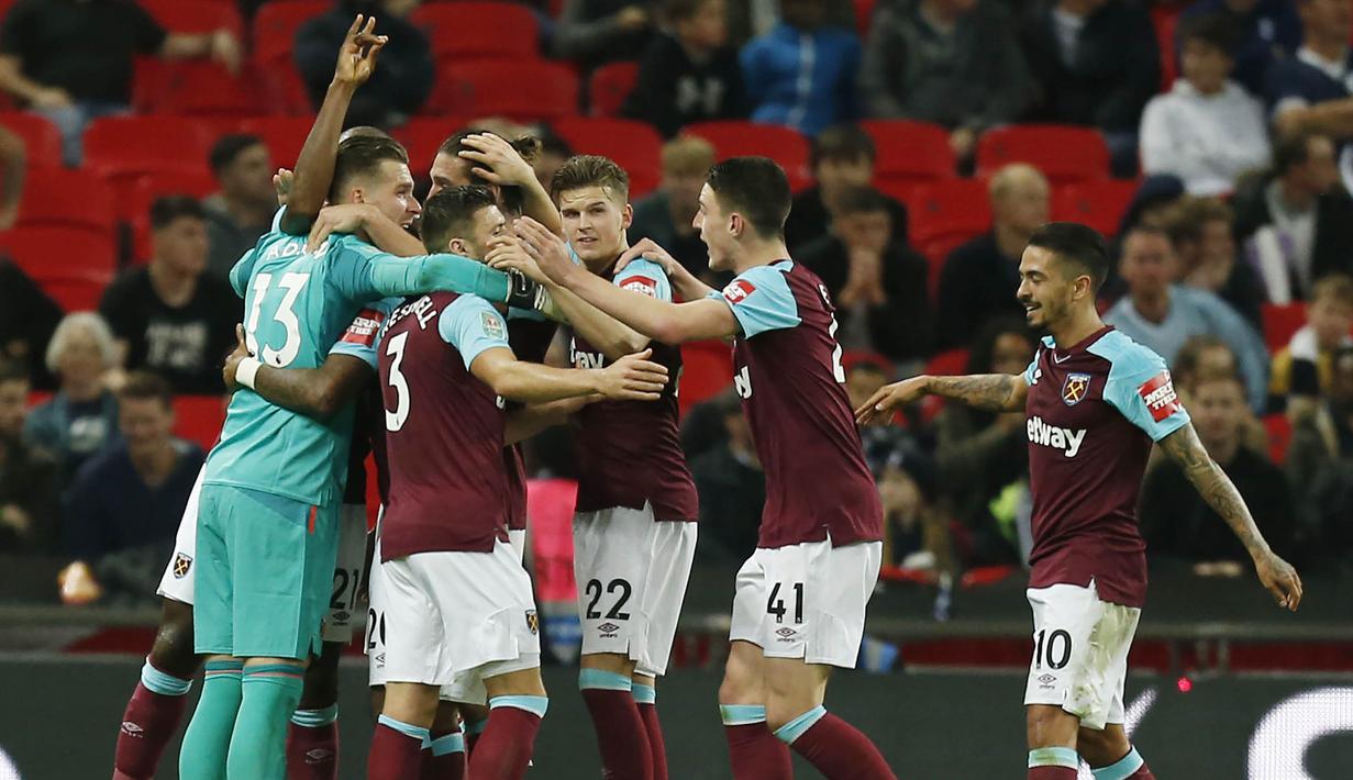 Para pemain West Ham United merayakan gol yang dicetak oleh Angelo Ogbonna ke gawang Tottenham Hotspur pada laga Piala Liga Inggris di Stadion Wembley, Rabu (25/10/2017). West Ham United menang 3-2 atas Tottenham Hotspur. (AFP/Ian Kington)