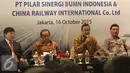 Yang Zhong Min (kiri) berdialog usai penandatanganan perjanjian di Jakarta (16/10/2015). PT PSBI merupakan konsorsium empat BUMN resmi bekerjasama dengan China Railway International untuk membangun kereta cepat Jakarta-Bandung. (Liputan6.com/Angga Yuniar)