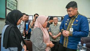 Gubernur Sumatera Utara Bobby Nasution berdialog dengan Siti Khodijah istri almarhum Zulfan Efendi, sopir Bus ALS di Kantor PT Antar Lintas Sumatera, Jalan Sisingamangaraja Medan, Kamis (7/5/2026). (Antara)