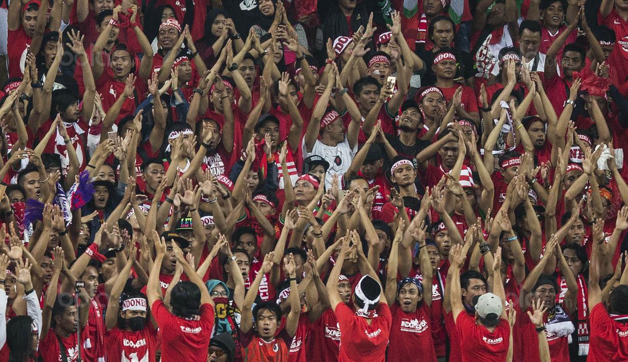 Suporter Timnas Indonesia membuat koreografi saat melawan Filipina pada laga SEA Games di Stadion Shah Alam, Selangor, Kamis (17/8/2017). Indonesia menang 3-0 atas Filipina.(Bola.com/Vitalis Yogi Trisna)