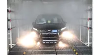 Pada tahap assembling terdapat tes kebocoran dimana mobil disemprot air dari berbagai arah (Mitsubishi)
