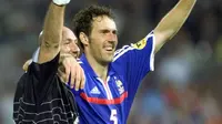 Sebenarnya kecupan Laurent Blanc ke kepala plontos Fabian Barthez sudah dilakukan sejak gelaran Piala Dunia 1998 di Prancis. (AFP/Patrick Hertzog)