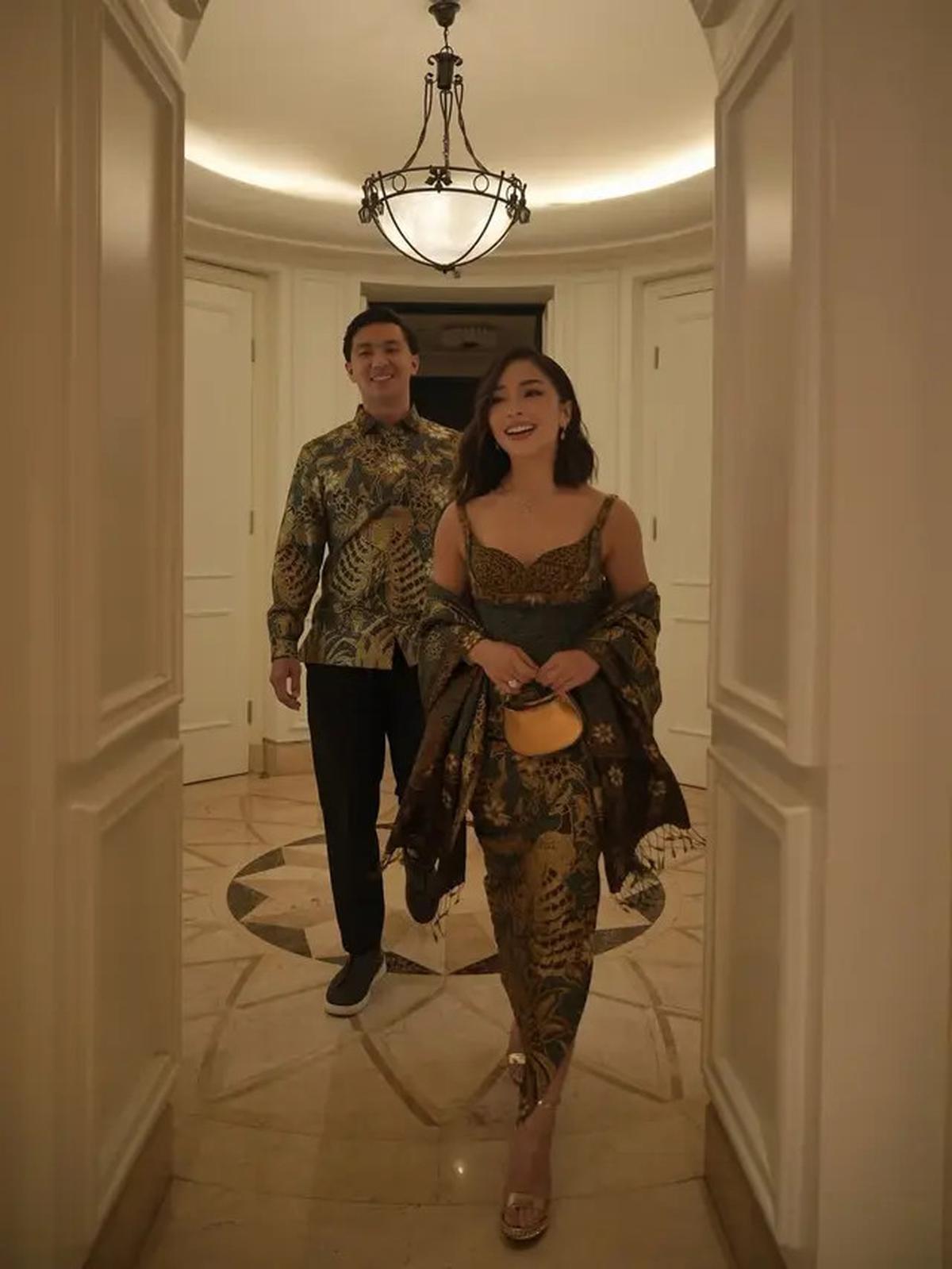 Foto Dress Batik Nikita Willy, Gaya Mewah dan Eksklusif di Resepsi Luna Maya