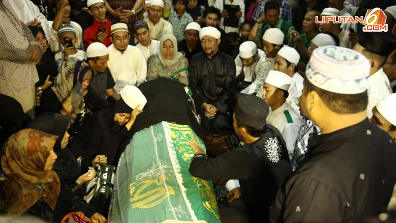 fpi-kawal-jenazah-uje-130426b.jpg