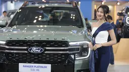 Sales Promotion Girl (SPG) berdiri dekat mobil baru yang dipamerkan dalam pameran otomotif Gaikindo Indonesia International Auto Show (GIIAS) 2026 di Indonesia Convention Exhibition (ICE), Tangerang, Banten, 30 Juli 2026. (KLY/ Budy Santoso)