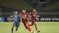 Duel sengit antara Persis Solo kontra PSIM Yogyakarta di Stadion Manahan, Solo, Selasa (12/10/2021) malam. (dok Persis)