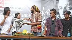 Putra Bob Marley, Julian Marley menerima potongan tumpeng sebagai tanda syukuran Jakarta Peace Concert 2017 di Jakarta, Rabu (15/11). Pada 18 November 2017, Julian Marley akan manggung di Jakarta. (Liputan6.com/Herman Zakharia)