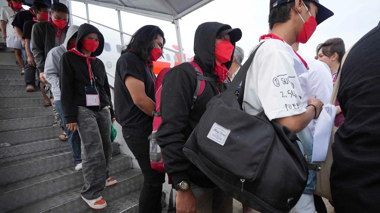 FOTO: 400 WNI Korban TPPO dari Myanmar Tiba di Tanah Air