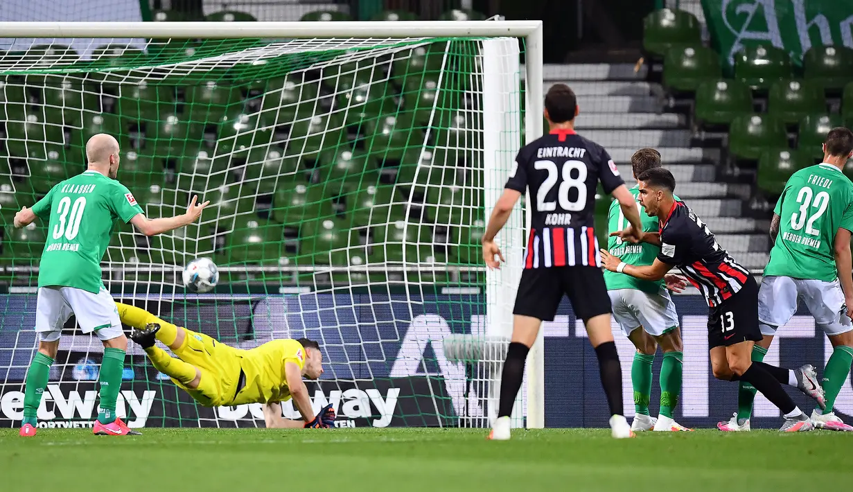 Striker Eintracht Frankfurt, Andre Silva, mencetak gol ke gawang Werder Bremen pada laga lanjutan Bundesliga di Weser Stadion, Kamis (4/6/2020) dini hari WIB. Frankfurt menang 3-0 atas Bremen. (AFP/Stuart Franklin/pool)