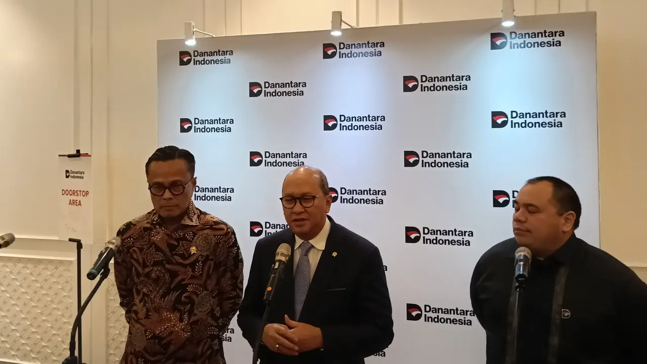 CEO Danantara Rosan Perkasa Roeslani,  CIO Danantara Pandu Sjahrir, dan COO Danantara Dony Oskaria