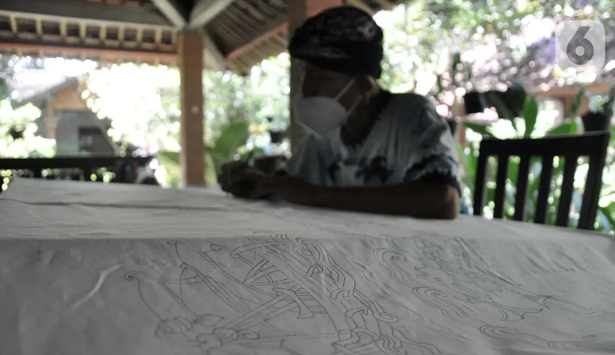 Adiwinarto saat menggambar motif batik sebelum proses canting di Dusun Tingal, Desa Wanurejo, Kecamatan Borobudur, Kabupaten Magelang, Jawa Tengah, Selasa (17/5/2022). batik tulis Lumbini menjadi salah satu industri kerajinan batik di Kabupaten Magelang yang tersohor hingga ke mancanegara. (merdeka.com/Iqbal S. Nugroho)