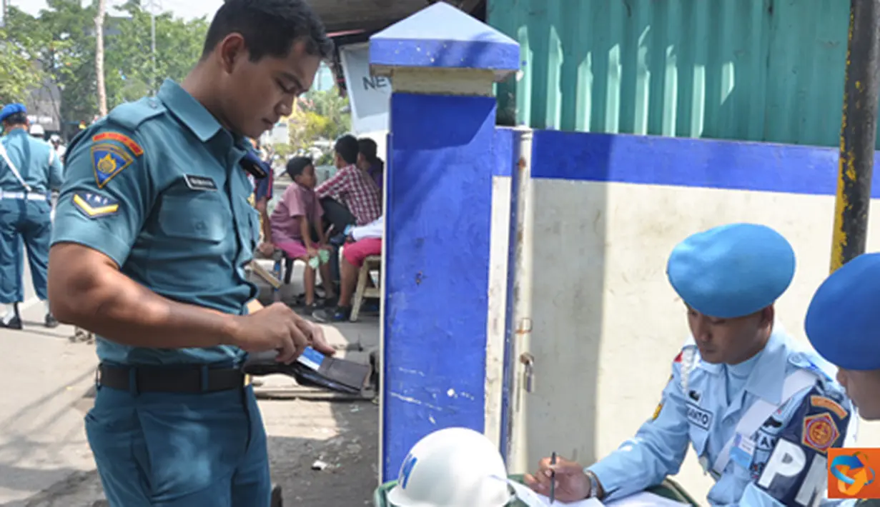 Citizen6, Surabaya: Selain operasi pada pengendara dari unsure TNI, Latek Opsgaktib itu pula menghentikan kendaraan pribadi dan umum yang menempelkan atribut TNI. (Pengirim: Penkobangdikal)