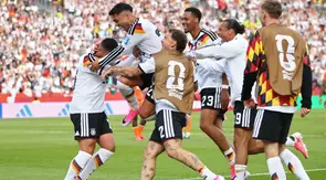 Penyerang Timnas Jerman #26, Deniz Undav (kiri), diberi selamat oleh rekan-rekan setimnya setelah mencetak gol kedua timnya selama pertandingan Grup E Piala Dunia 2026 antara Jerman dan Pantai Gading di Stadion Toronto di Toronto pada 21 Juni 2026. (Cole Burston/AFP)