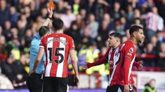 Wasit Stuart Attwell memberikan kartu merah kepada pemain Sheffield United, Mason Holgate setelah meninjau VAR terhadap pelanggaran kerasnya terhadap pemain Brighton, Kaoru Mitoma pada laga lanjutan Liga Inggris 2023/2024 di Bramall Lane stadium, Sheffield, Inggris, Minggu (19/02/2024). (AP Photo/PA/Nick Potts)