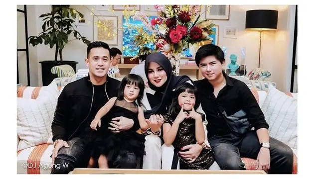 Seluruh keluarga Olla hadir meramaikan suasana pesta, harmonis banget.