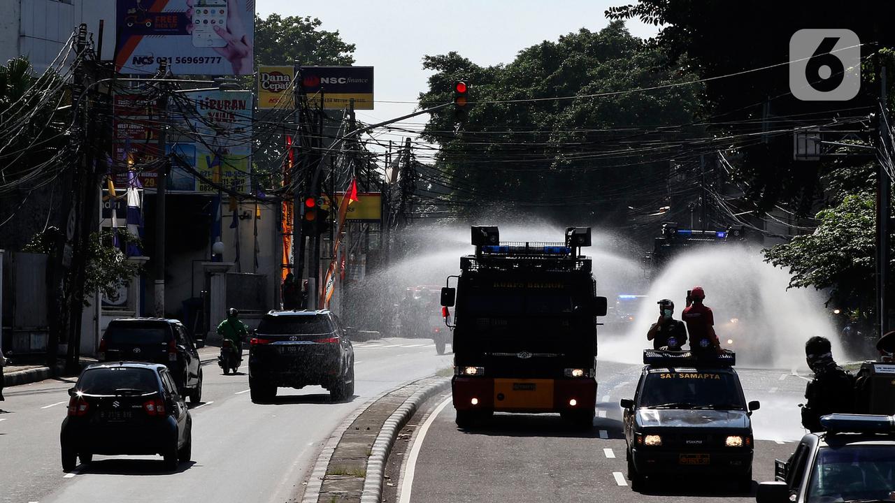 Mobil Water Cannon Semprot Disinfektan di Jalanan Slipi