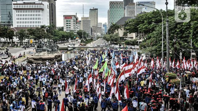 Aksi Ratusan Buruh Tolak UU Cipta Kerja