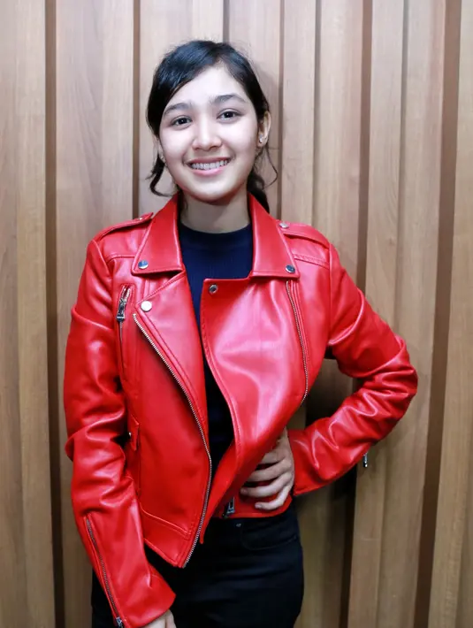 Agar tidak mudah sakit saat menjalani syuting stripping, banyak hal yang dilakukan oleh remaja yang mengawali dari sinetron Aisyah itu. Salah satunya minum vitamin. (Adrian Putra/Bintang.com)