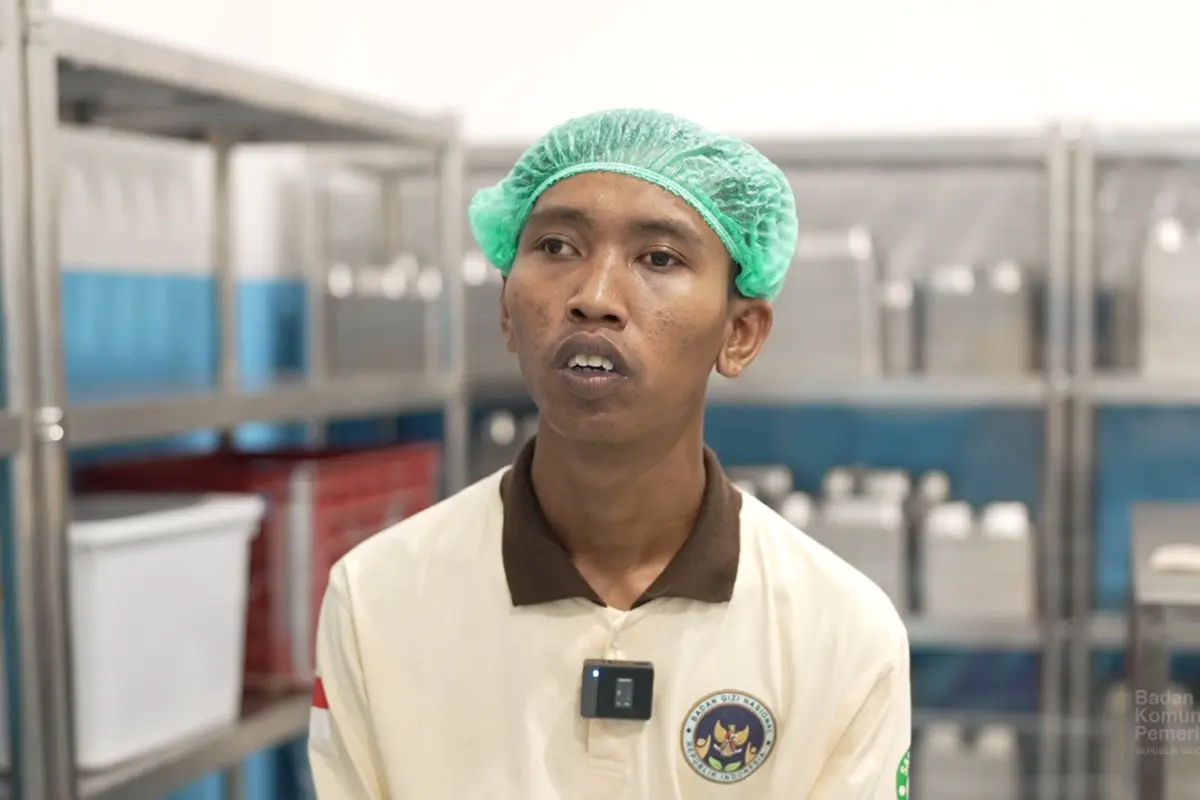 Rohmat bekerja Di SPPG Yayasan Permata Mitra Keluarga, salah satu dapur program MBG. (Foto: Badan Komunikasi Pemerintah RI)