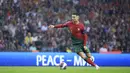Pemain Portugal, Cristiano Ronaldo, saat melawan Slovakia pada laga Kualifikasi EURO 2024 di Stadion Dragao, Sabtu (14/10/2023). Portugal menang dengan skor 3-2. (AP Photo/Luis Vieira)