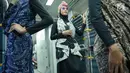 Model mengenakan kain batik dan tenun di kereta api bandara, Jakarta, Kamis (2/5/2019). Busana-busana yang diperagakan merupakan karya para mustahik atau orang maupun badan yang berhak menerima zakat atau infak/sedekah. (Liputan6.com/Immanuel Antonius)